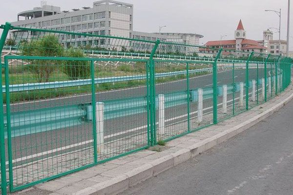公路安全护栏网的价格构成与报价指南
